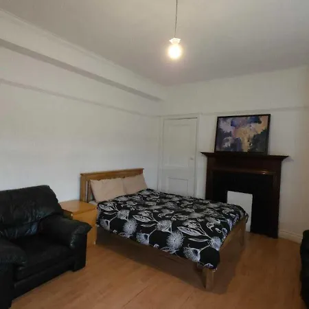 London Edgware Station Apartment Room photo