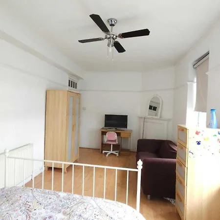 London Edgware Station Apartment Room photo