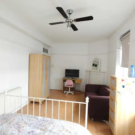 London Edgware Station Apartment Room photo