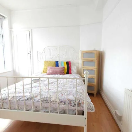 London Edgware Station Apartment Room photo
